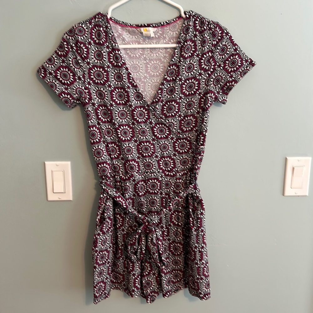 Boden Caroline Jersey Romper, size 4 with belt. Geometric design.